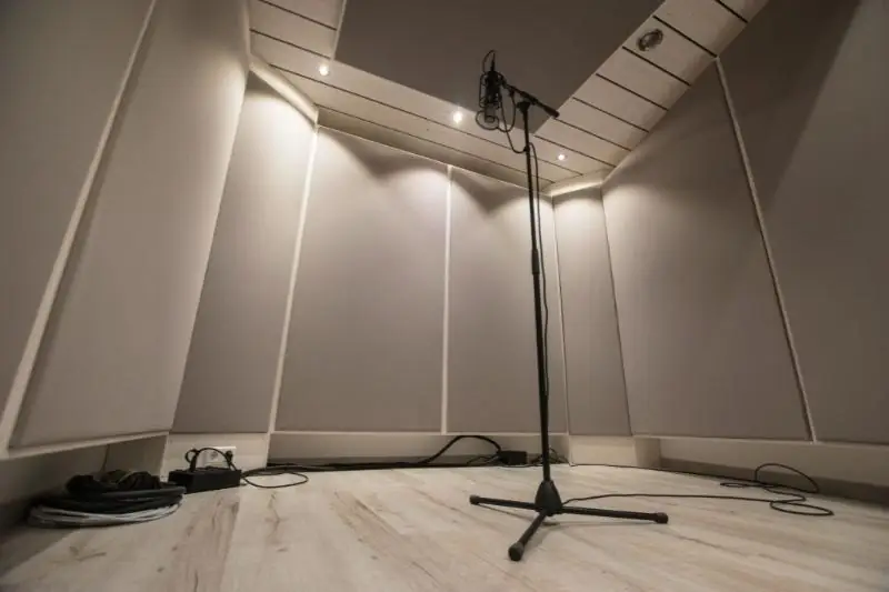 Aufnahmekabine der OYES Studios mit Mikrofon
